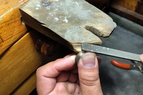 Ni fábrica masiva ni manualidad escolar: Qué es la Joyería de Autor