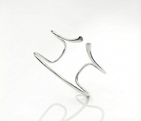 Detalle de brazalete ancho unisex de diseño estructural hecho a mano en Argentina.