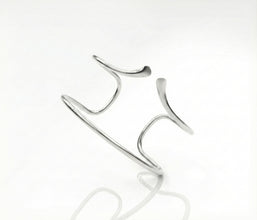 Detalle de brazalete ancho unisex de diseño estructural hecho a mano en Argentina.