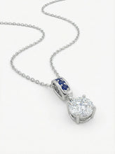 Vista lateral del engarce y detalle de piedras azules en collar Solitario Azure - Sejem Joyas