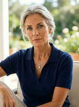 Mujer sofisticada luciendo collar solitario Azure en plata 925 con acentos de zafiro azul - Sejem Joyas