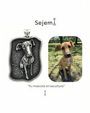 Comparación lado a lado: Foto original de mascota vs Medalla de plata terminada. Muestra del realismo y fidelidad de la escultura basada en fotografía.