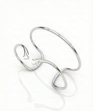 Pulsera rígida de plata estilo moderno y minimalista con terminación pulido espejo.